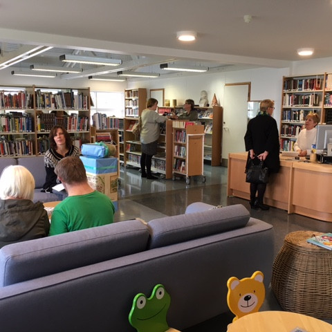 Bókasafnið er bjart og notalegt.