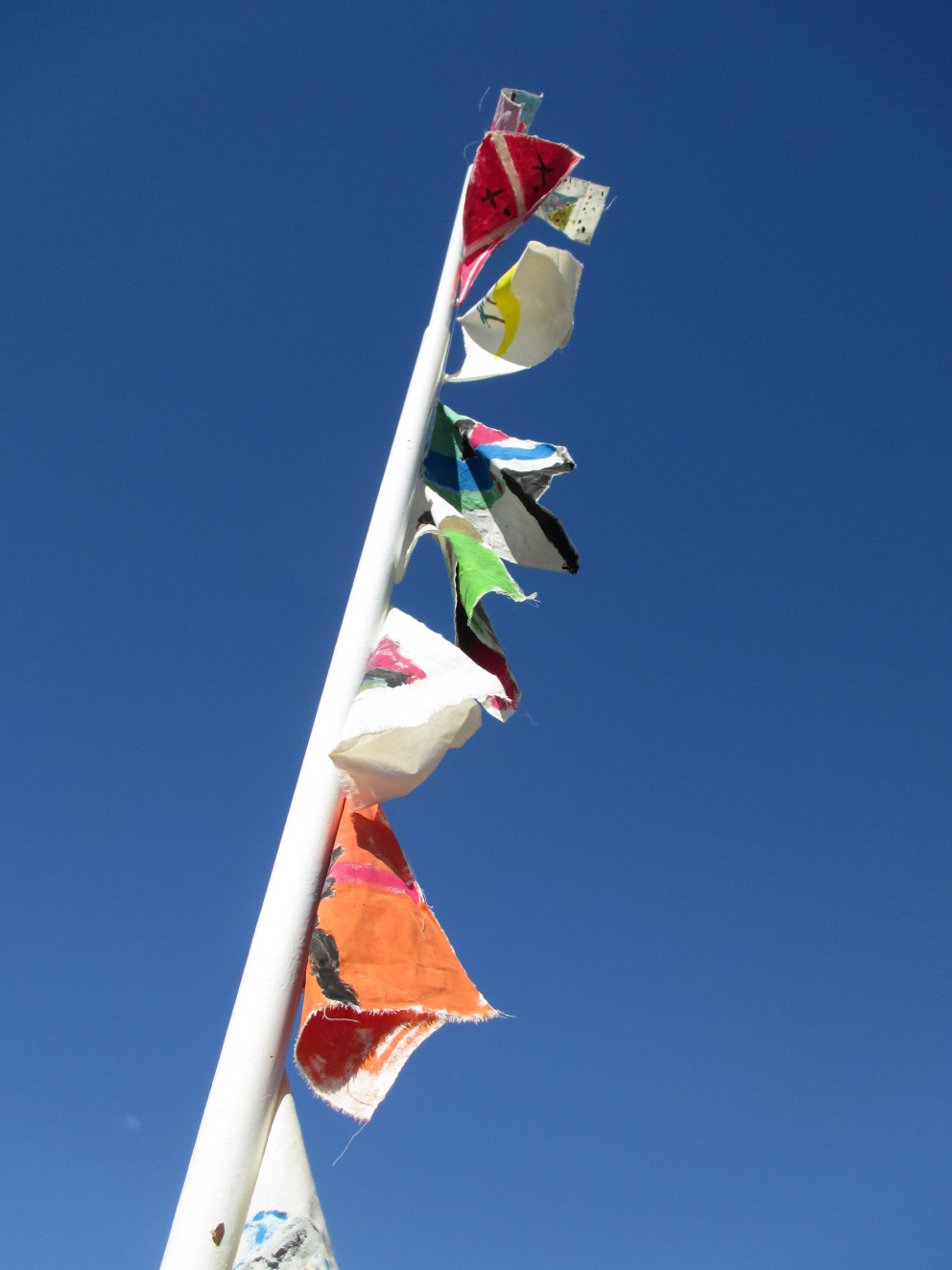 Krakkar í skapandi smiðju í listadeild hafa nú numið land á steypta grunninum við rauða skóla.