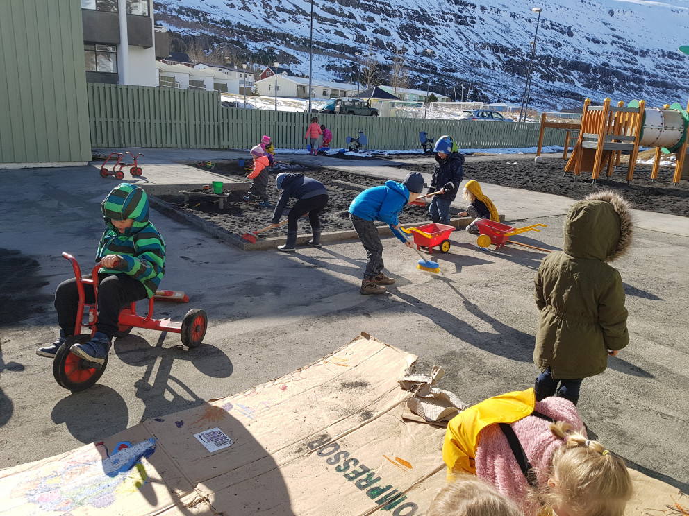 Nemendur leikskóladeildar hafa notað fyrstu vordagana í útiveru