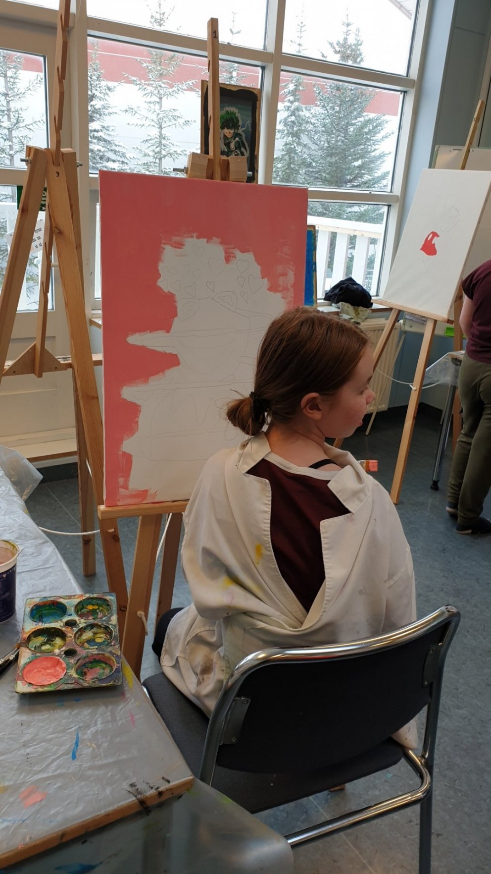 Nemendurnir blómstra við málverkið.