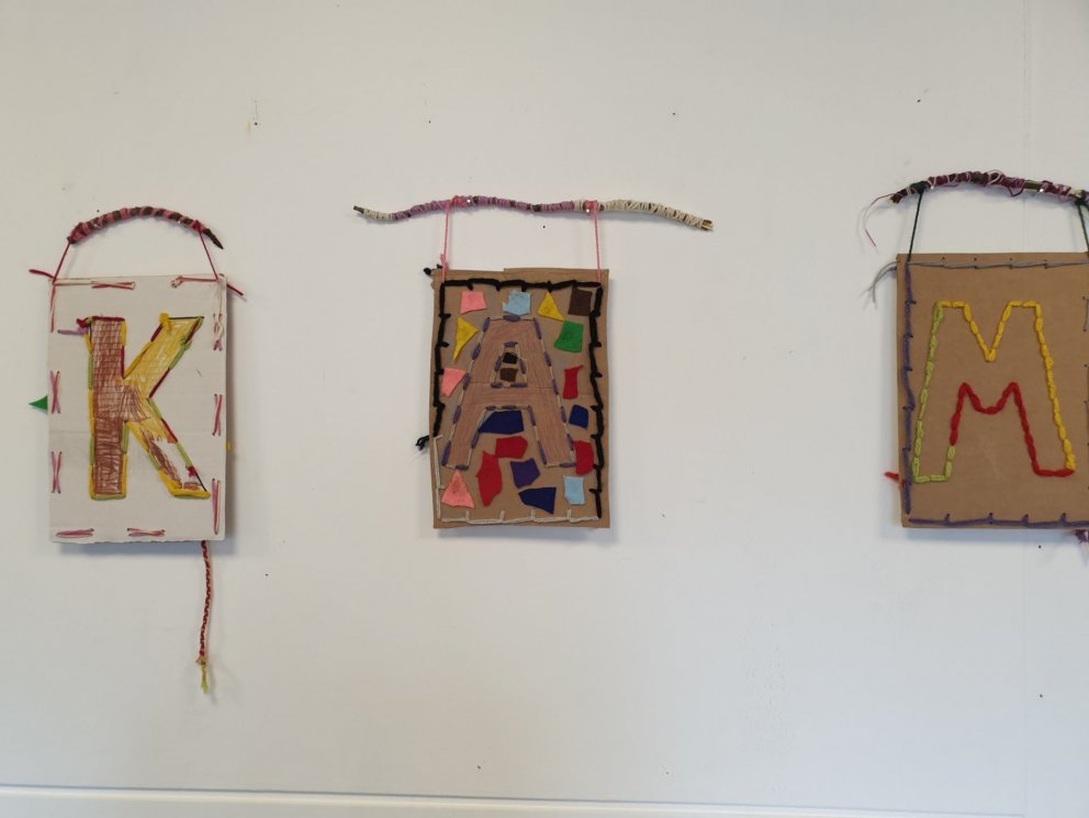 1.bekkur var að hengja upp útsaumsverkefnin sín í rauða skóla