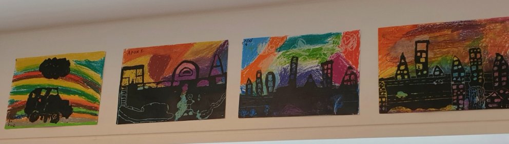 Fallegar myndir eftir 4. bekk hanga á bókasafninu og eru unnar með vaxlitum.