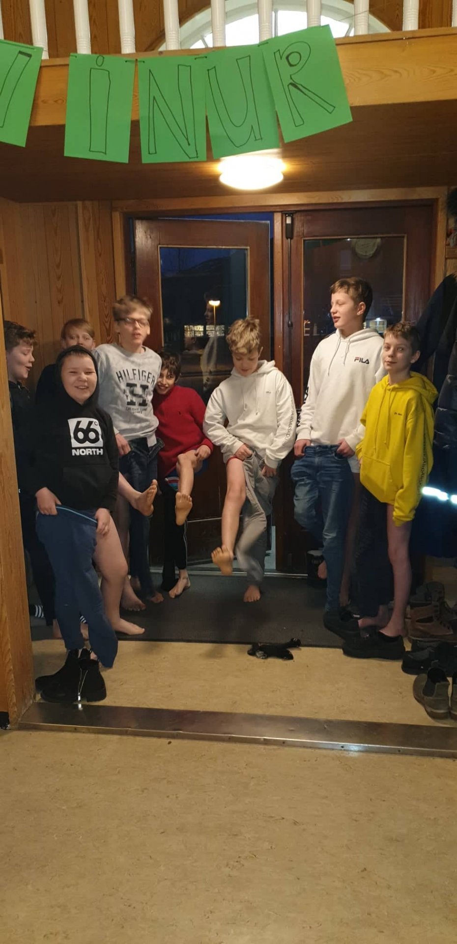 Í dag buðu nokkrir vaskir drengir í grunnskóladeild Þorra velkominn af fornum sið.