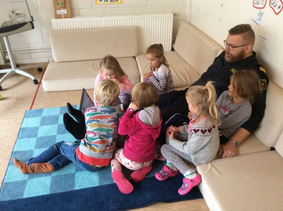 Miðvikudaginn 17. okt. komu fulltrúar Brunavarna Austurlands í heimsókn til Kisuhóps í leikskóladeil…