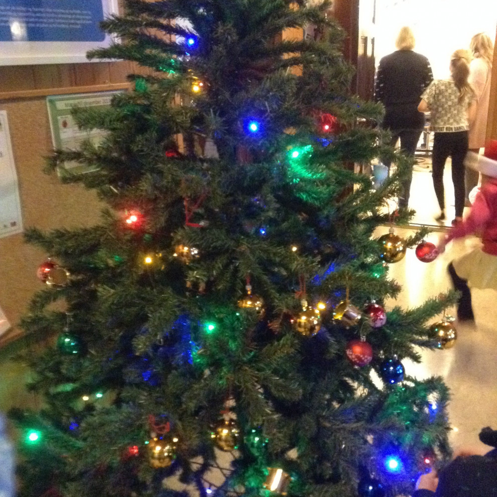 Jólatré í grunnskóladeildinni