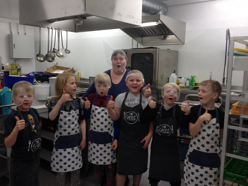 Nemendur í 2. bekk áttu góða stund í heimilisfræði í gær þar sem þau lögðu fram krafta sína í skólam…