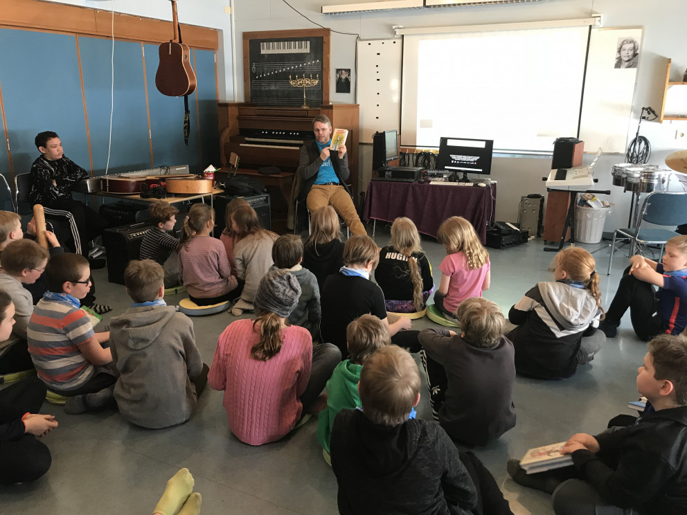 Í gær fengum við svo skemmtilega heimsókn í skólann.