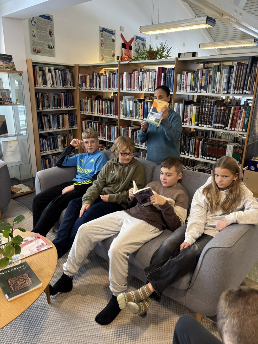 Nemendur á miðstigi vinna þessa dagana spennandi verkefni í upplýsinga- og tæknimennt