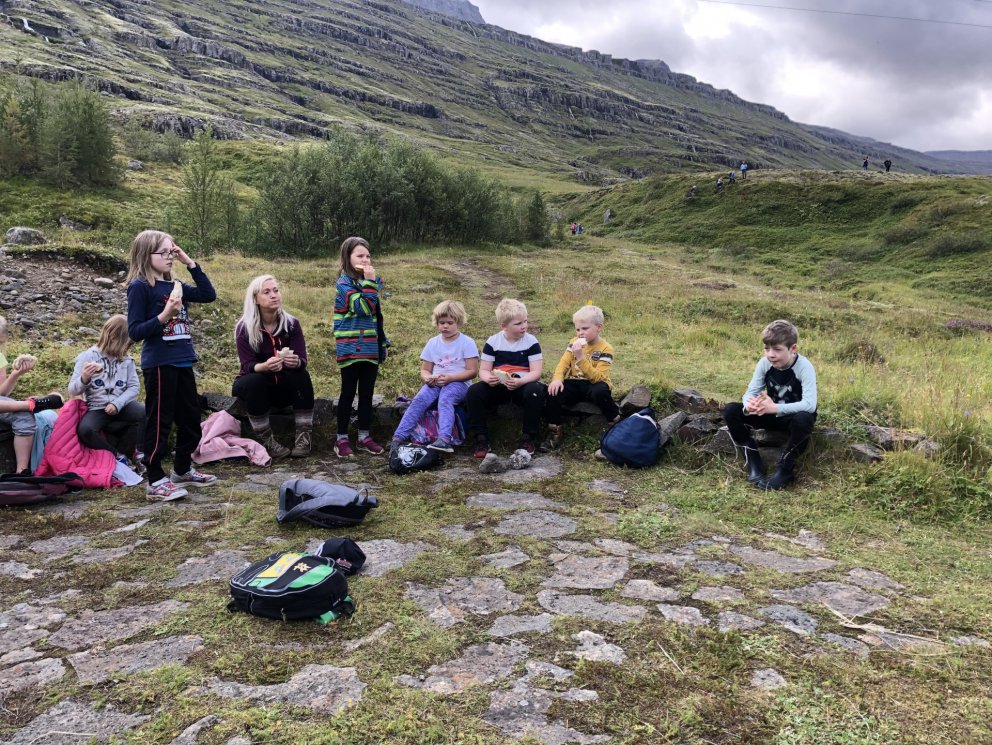 Gönguferð yngsta stigs grunnskóladeildar