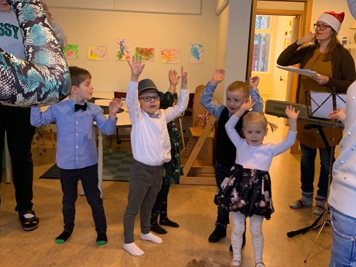 Dansað í kring um jólatréð á litlu jólunum í leikskóaldeild