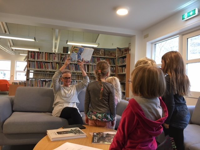 Bryndís les fyrir elstu nemendur á Dvergasteini