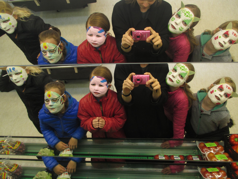 Í myndmennt í vor unnu stúlkur í 3. og 4. b bekk hver til sína grímu sem allar gefa þeim einstakan m…