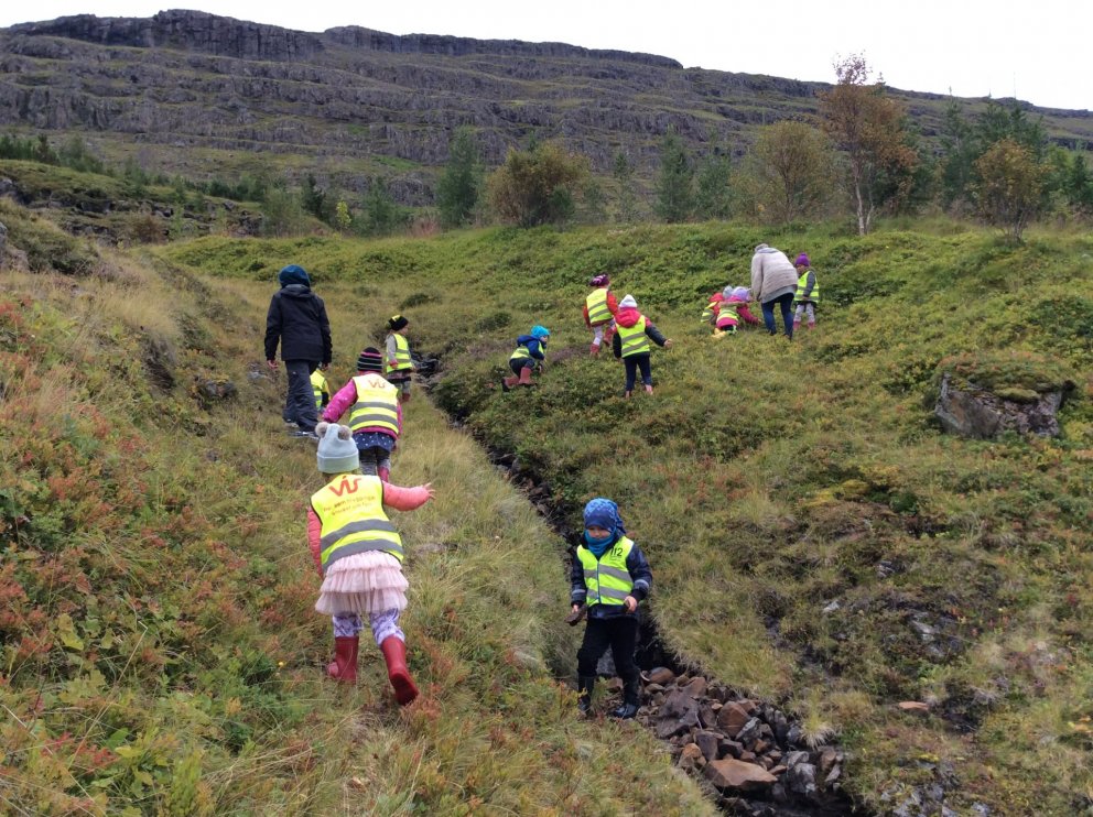 Nemendur Dvergasteins í útikennslustofunni