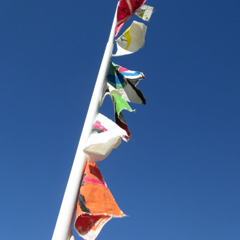 Krakkar í skapandi smiðju í listadeild hafa nú numið land á steypta grunninum við rauða skóla.