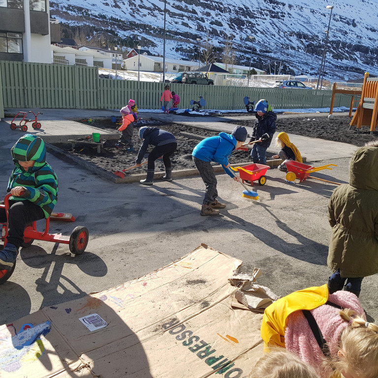 Nemendur leikskóladeildar hafa notað fyrstu vordagana í útiveru