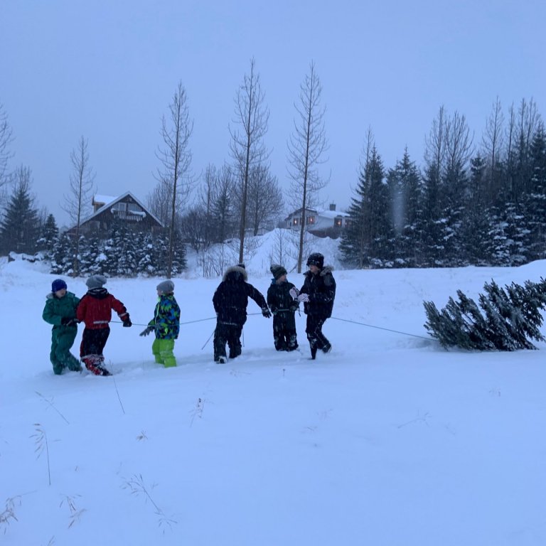 3. og 4. bekkur skreytir í nýja skóla
