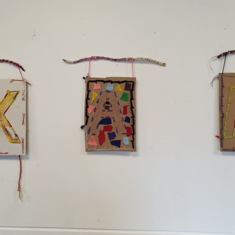 1.bekkur var að hengja upp útsaumsverkefnin sín í rauða skóla