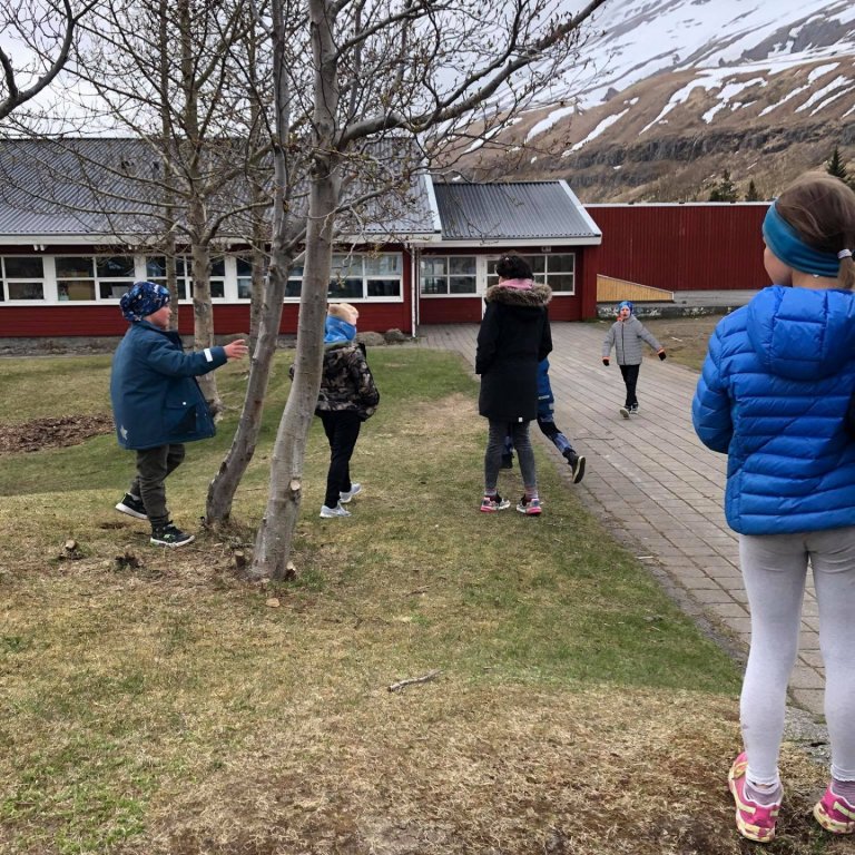 Ofurhópur (skólahópur leikskóladeildar) í heimsókn í grunnskóladeild