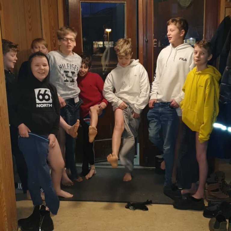 Í dag buðu nokkrir vaskir drengir í grunnskóladeild Þorra velkominn af fornum sið.