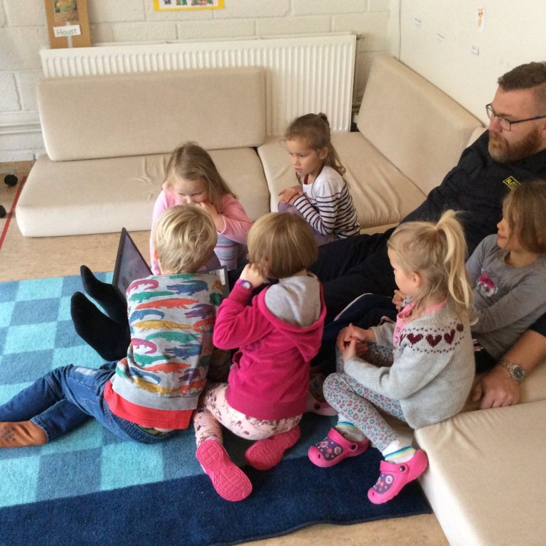 Miðvikudaginn 17. okt. komu fulltrúar Brunavarna Austurlands í heimsókn til Kisuhóps í leikskóladeil…