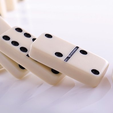 Nemendur í 7.b í textíltíma að gera sér lítið fyrir og bjuggu til domino úr 70 ipad kössum