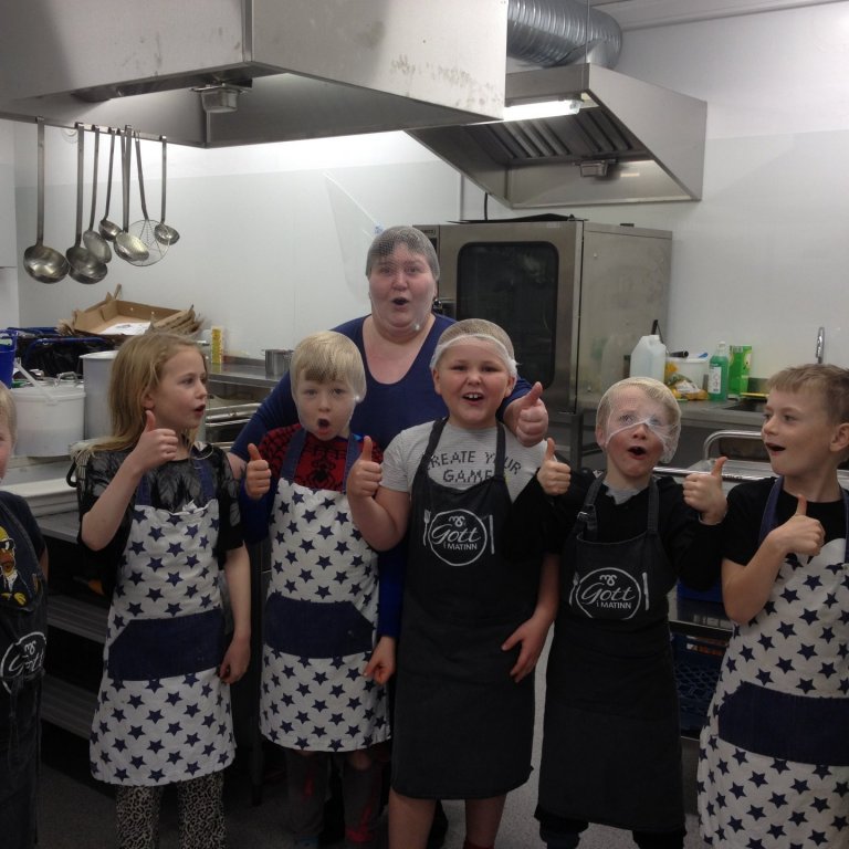 Nemendur í 2. bekk áttu góða stund í heimilisfræði í gær þar sem þau lögðu fram krafta sína í skólam…