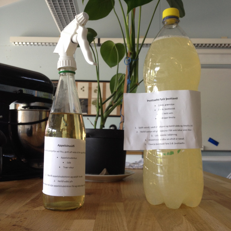 Nú er þrifið í heimilisfræðistofunni með heimagerðu og náttúrvænu hreingerningarspreyi og þvottaefni