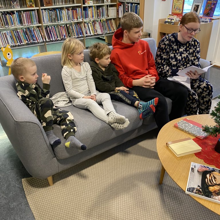 Unglingadeild með frumsamdar barnabækur