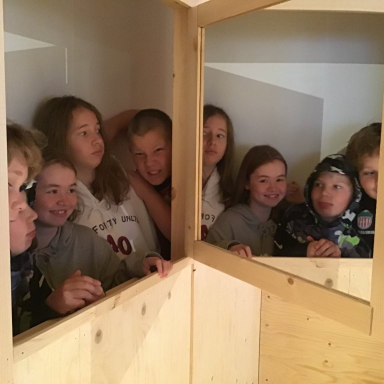 Í morgun tóku nemendur á miðstigi þátt í verkefninu Húsapúsl í Skaftfelli.