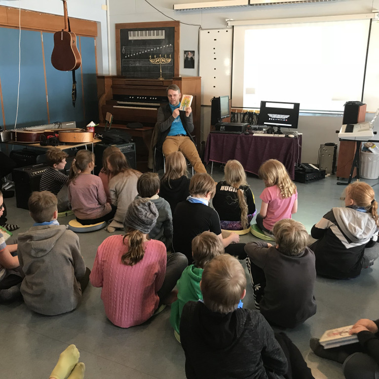 Í gær fengum við svo skemmtilega heimsókn í skólann.