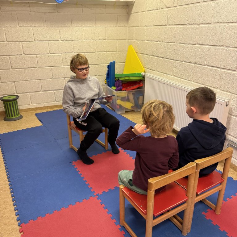 Lestur, gleði og vinátta í heimsókn 6. bekkjar