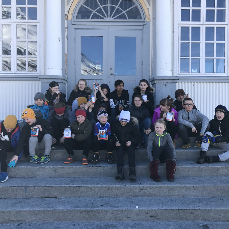 Börn hjálpa börnum