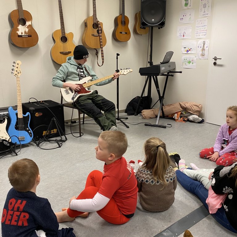 Leikskólinn heimsækir tónlistarskólann