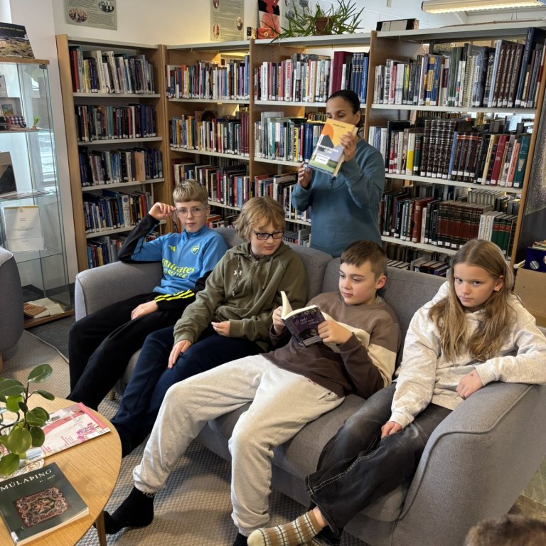 Nemendur á miðstigi vinna þessa dagana spennandi verkefni í upplýsinga- og tæknimennt