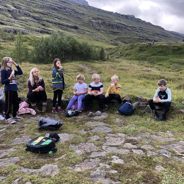 Gönguferð yngsta stigs grunnskóladeildar