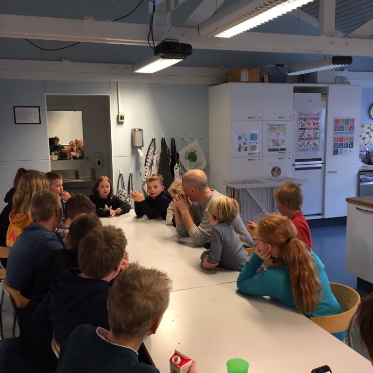 Tónlistarmaðurinn Jón Hilmar Kárason kom í heimsókn í gær