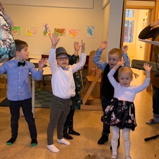 Dansað í kring um jólatréð á litlu jólunum í leikskóaldeild