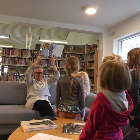 Bryndís les fyrir elstu nemendur á Dvergasteini