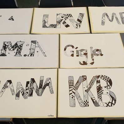 Stúlkur í 9. og 10. bekk skreyta möppurnar sínar með zentangle munstri.