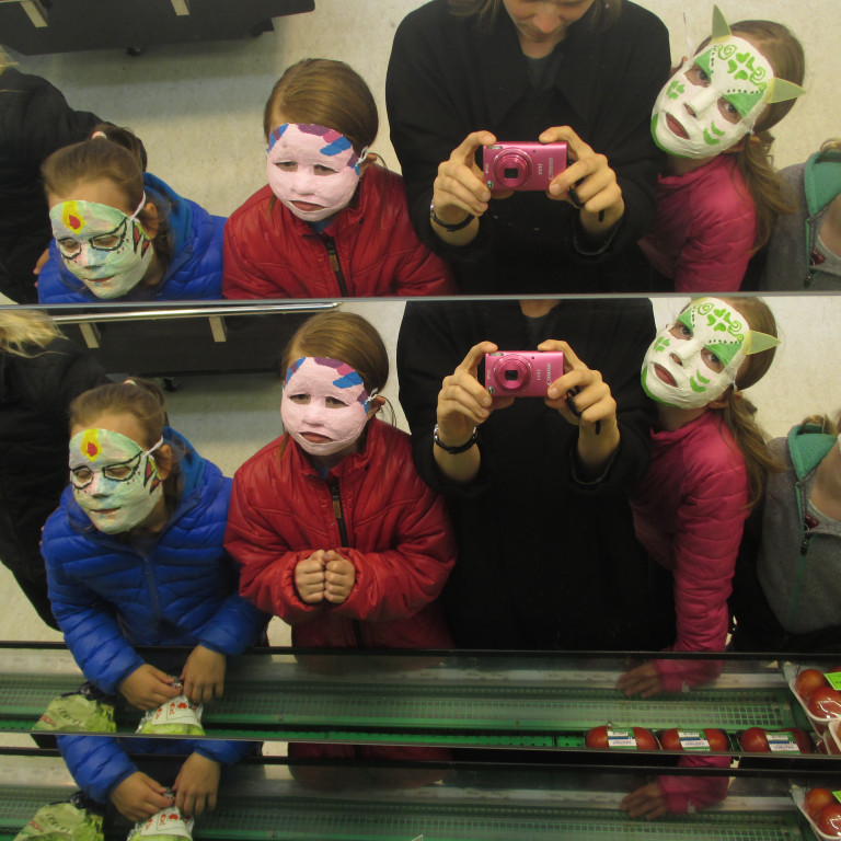 Í myndmennt í vor unnu stúlkur í 3. og 4. b bekk hver til sína grímu sem allar gefa þeim einstakan m…