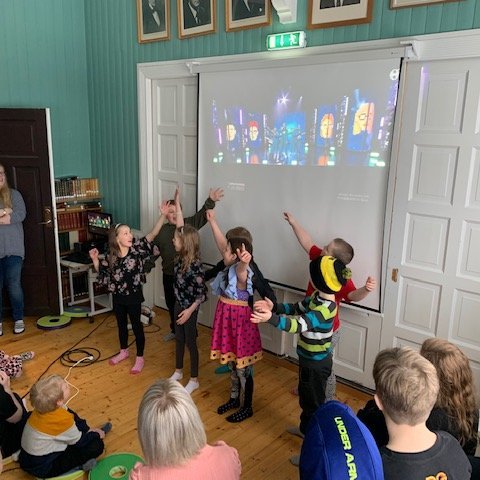 Nemendur í 3. og 4. bekk dönsuðu og sungu.