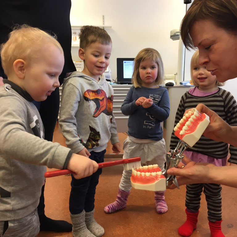 Þriðjudaginn 13. mars fóru nemendur í árg. 2014 í heimsókn til Eddu tannlæknis.