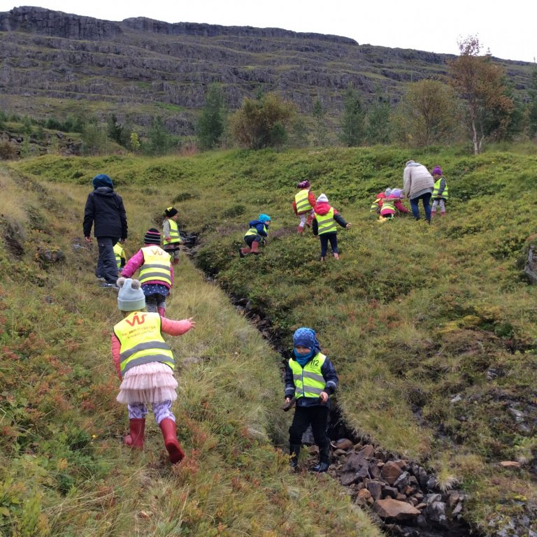 Nemendur Dvergasteins í útikennslustofunni
